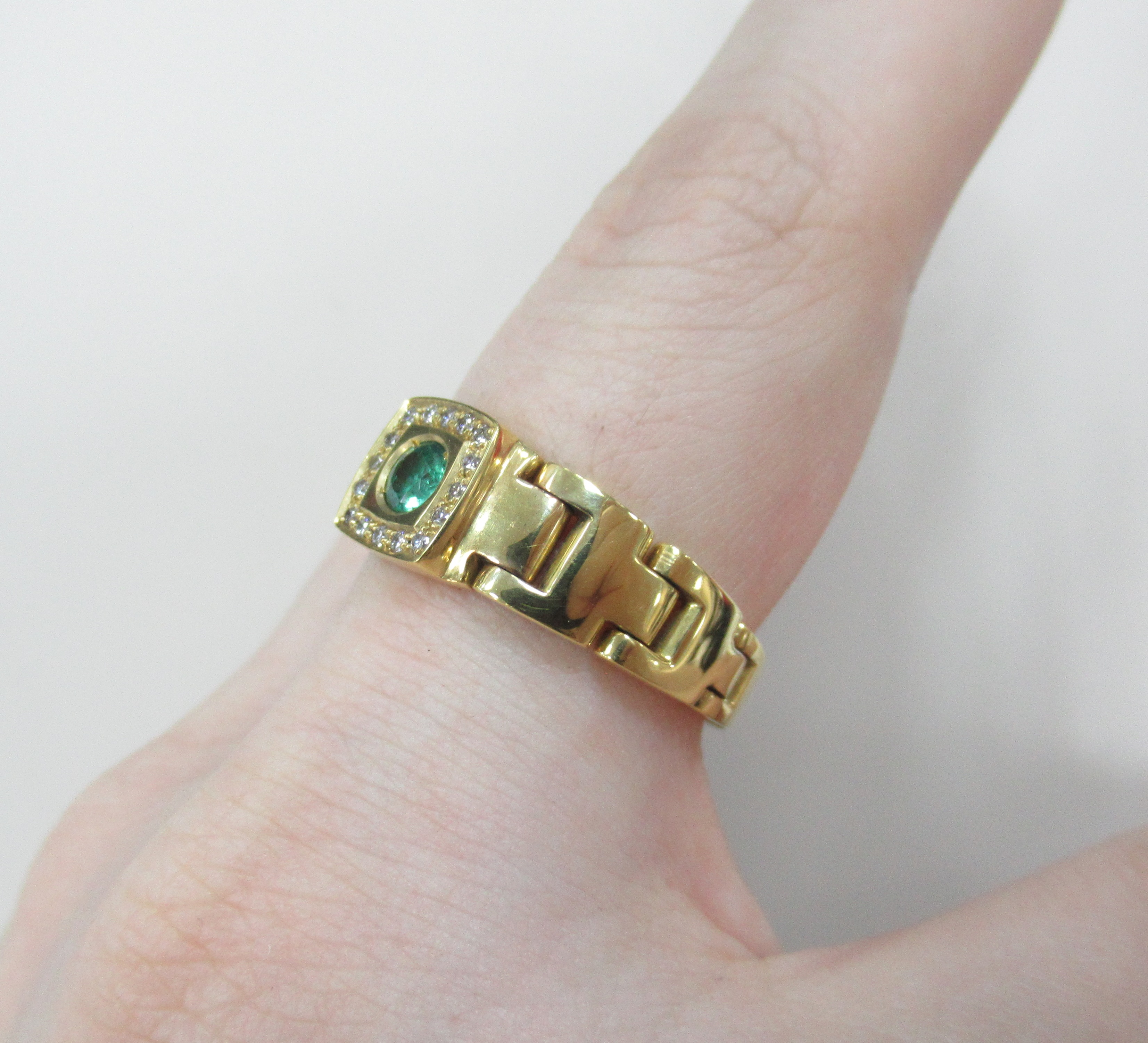 Кольцо из желтого золота с изумрудом